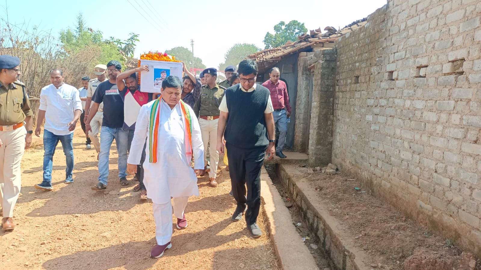 नारायणपुर जिले के बटुम इलाके में सर्च ऑपरेशन के दौरान आईईडी ब्लास्ट में शहीद संजय लकड़ा का पार्थिव शरीर जशपुर जिले के गृहग्राम पहुंचा