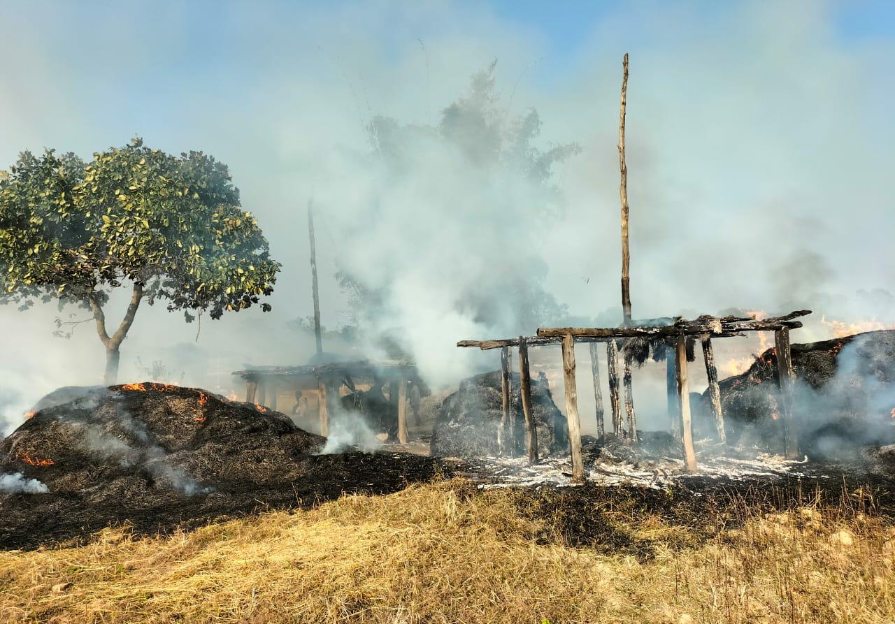 धु धु कर जल गया सात किसानों के साल भर की मेहनत की कमाई -  परिवार में छाया पेट का संकट