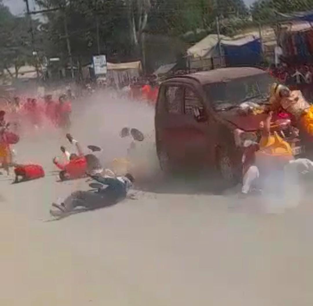 पत्थलगांव दुर्गा विषर्जन शोभायात्रा में चलती भीड़ को हाई स्पीड वाहन ने कुचला