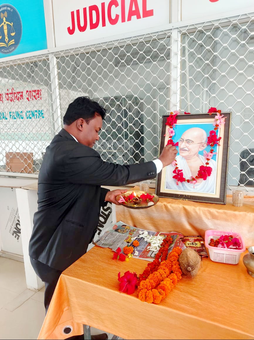 महात्मा गांधी की पुण्यतिथि पर व्यवहार न्यायालय पत्थलगांव में मनाया गया शहीद दिवस
