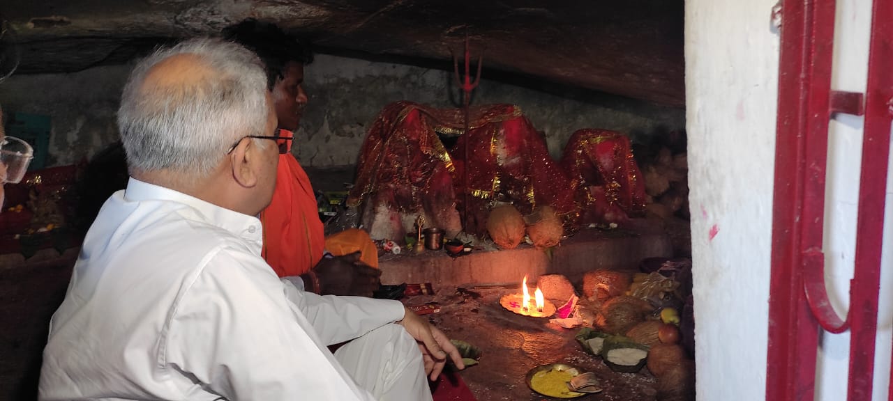 मुख्यमंत्री श्री बघेल ने कुनकुरी के मधेश्वर महादेव मंदिर में की पूजा अर्चना’