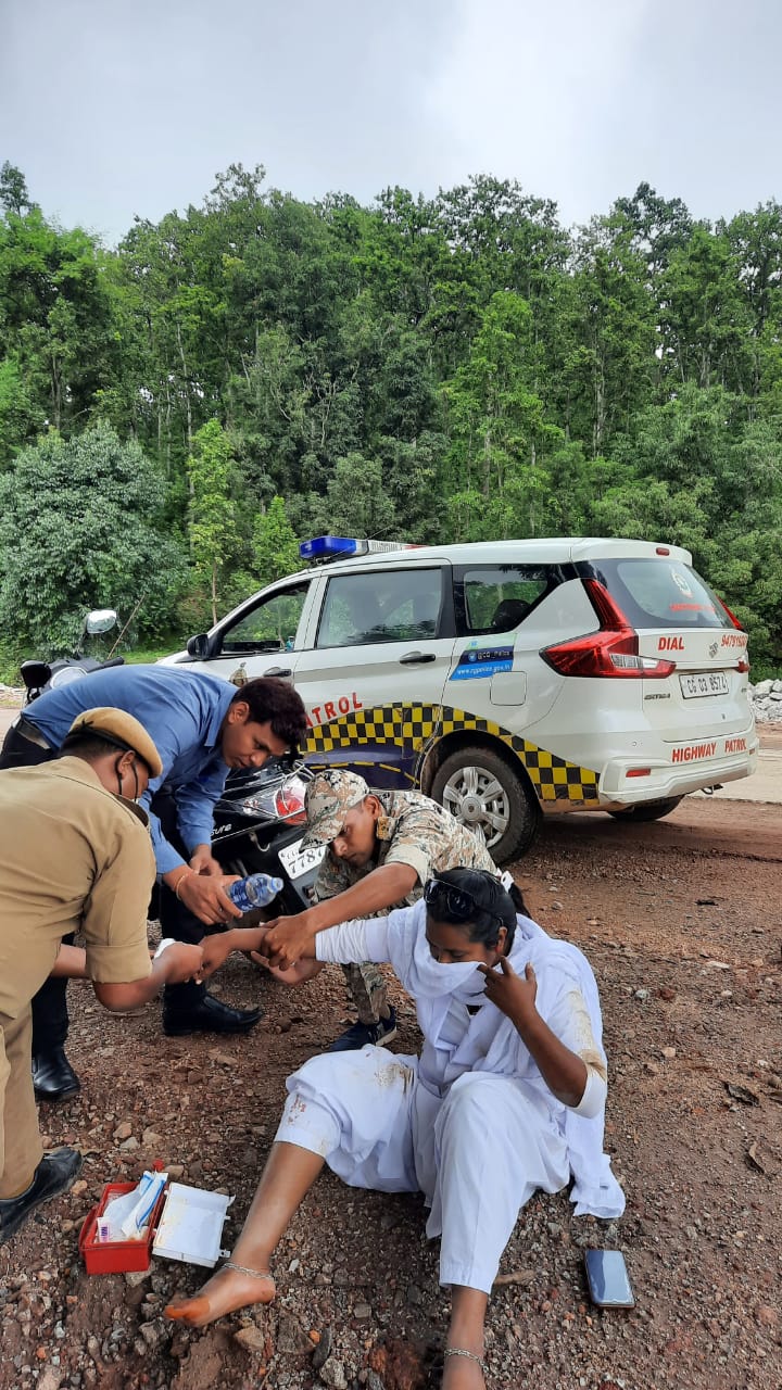 अतिरिक्त पुलिस अधीक्षक जशपुर द्वारा सड़क दुर्घटना में घायल स्टॉप नर्स को उपचार उपरांत निवास स्थान पहुंचाया गया