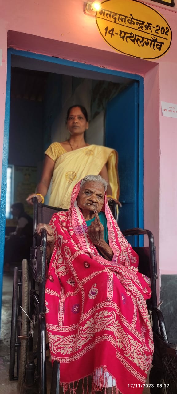 105 साल की बुजूर्ग महिला श्रीमती पुनी बाई इंदवार ने पत्थलगांव मतदान केन्द्र में जाकर किया मतदान   