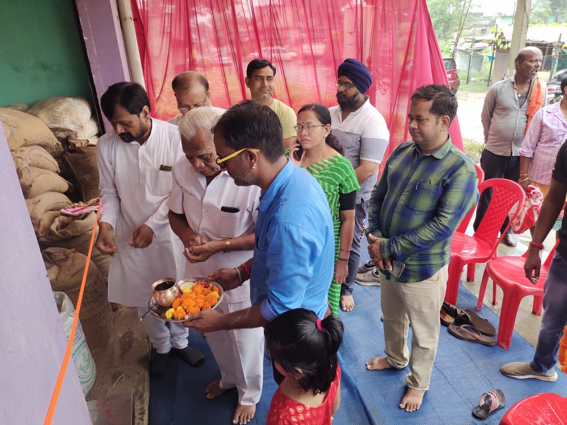 प्रेमनगर मोहल्ले में नई राशन दुकान का हुआ शुभारंभ, विधायक रामपुकार सिंह ने किया उदघाटन