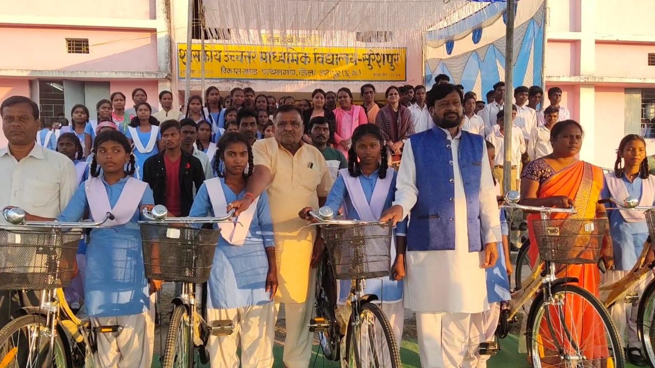 सुरेशपुर स्कूल में हुआ साइकल वितरण, शाला जनभागीदारी अध्यक्ष शेखर त्रिपाठी के हाथों सम्पन्न हुआ कार्यक्रम 
