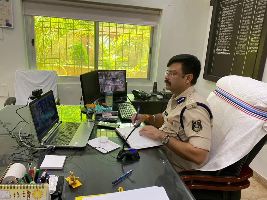 ‘‘वरिष्ठ पुलिस अधीक्षक द्वारा जिले के समस्त राजपत्रित पुलिस अधिकारियों/थाना प्रभारियों/चौकी प्रभारियों की वर्चुअल क्राईम मीटिंग ली गई