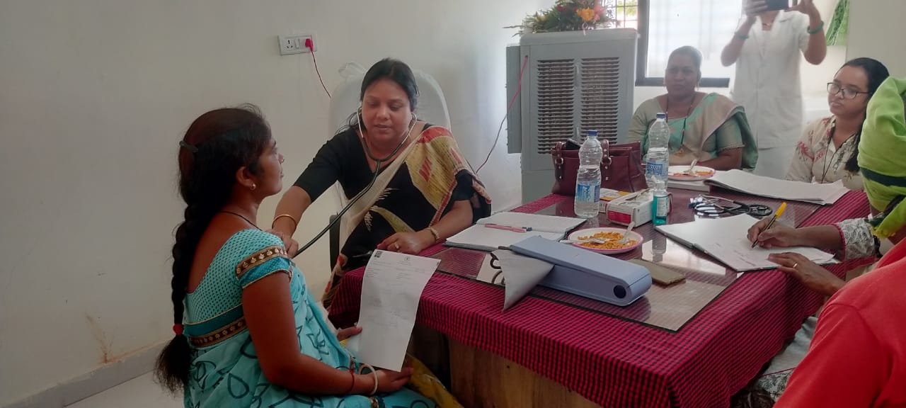 सीएचसी दुलदुला में  स्त्रीरोग विशेषज्ञ डॉ इंदुबाला मिंज ने किया मरीजों की जाँच परीक्षण