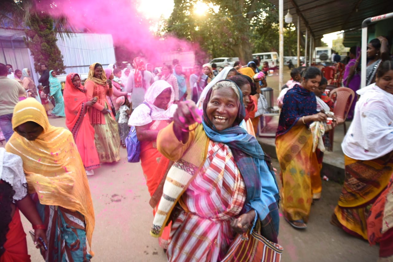मुख्यमंत्री के रूप में शपथ लेते ही श्री विष्णु देव साय के गाँव बगिया में उड़े रंग गुलाल,फूटे फटाखे