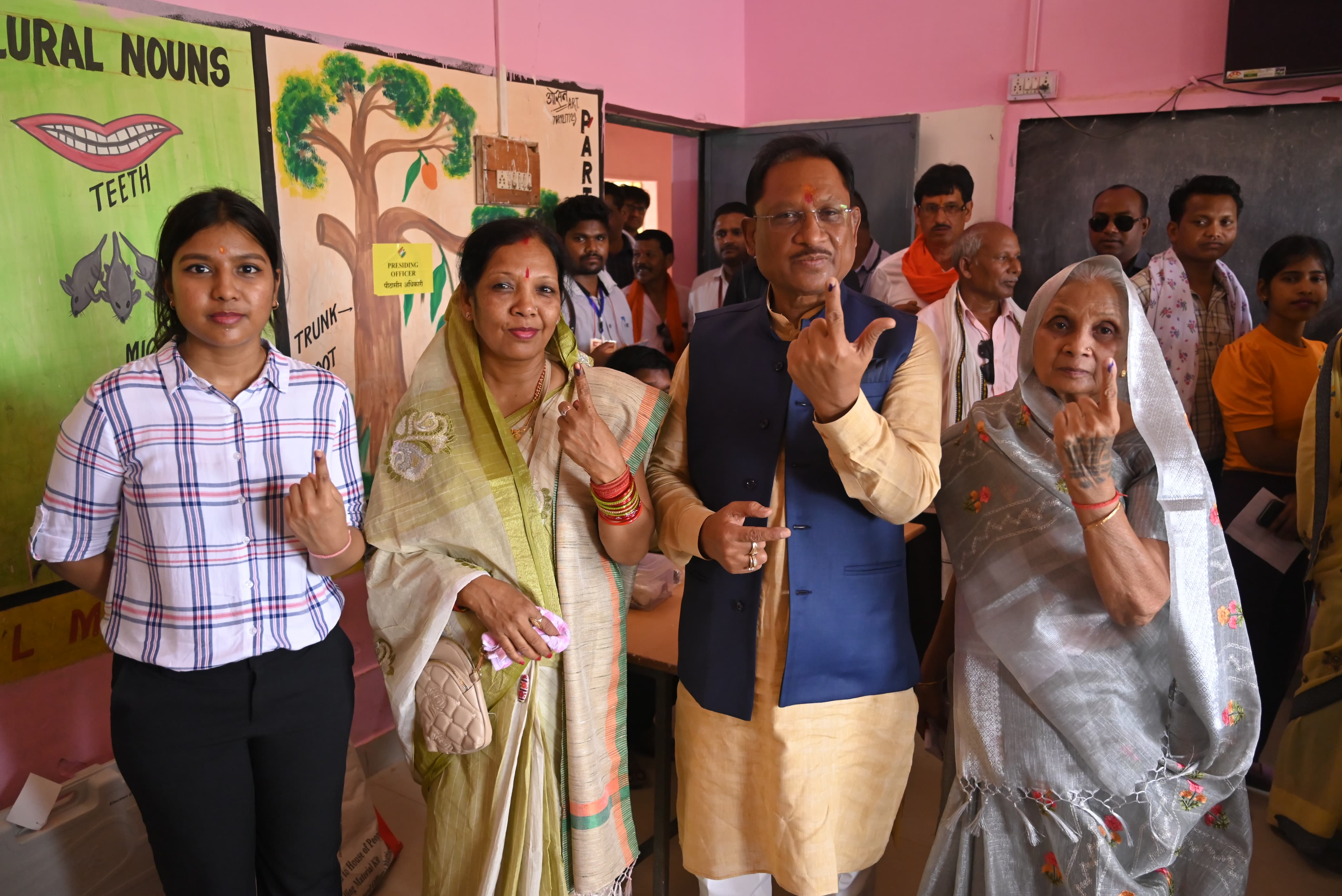 मुख्यमंत्री विष्णु देव साय ने परिवार सहित गृह ग्राम बगिया में किया मतदान, जनता से की मतदान की अपील