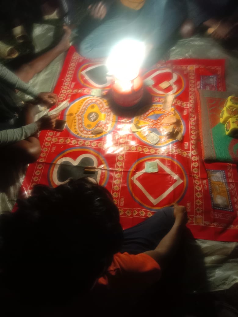 घरजियाबथान के झूला रथ महोत्सव में पूरी रात खुलेआम चला खुड्डखुडिया जुवा का खेल