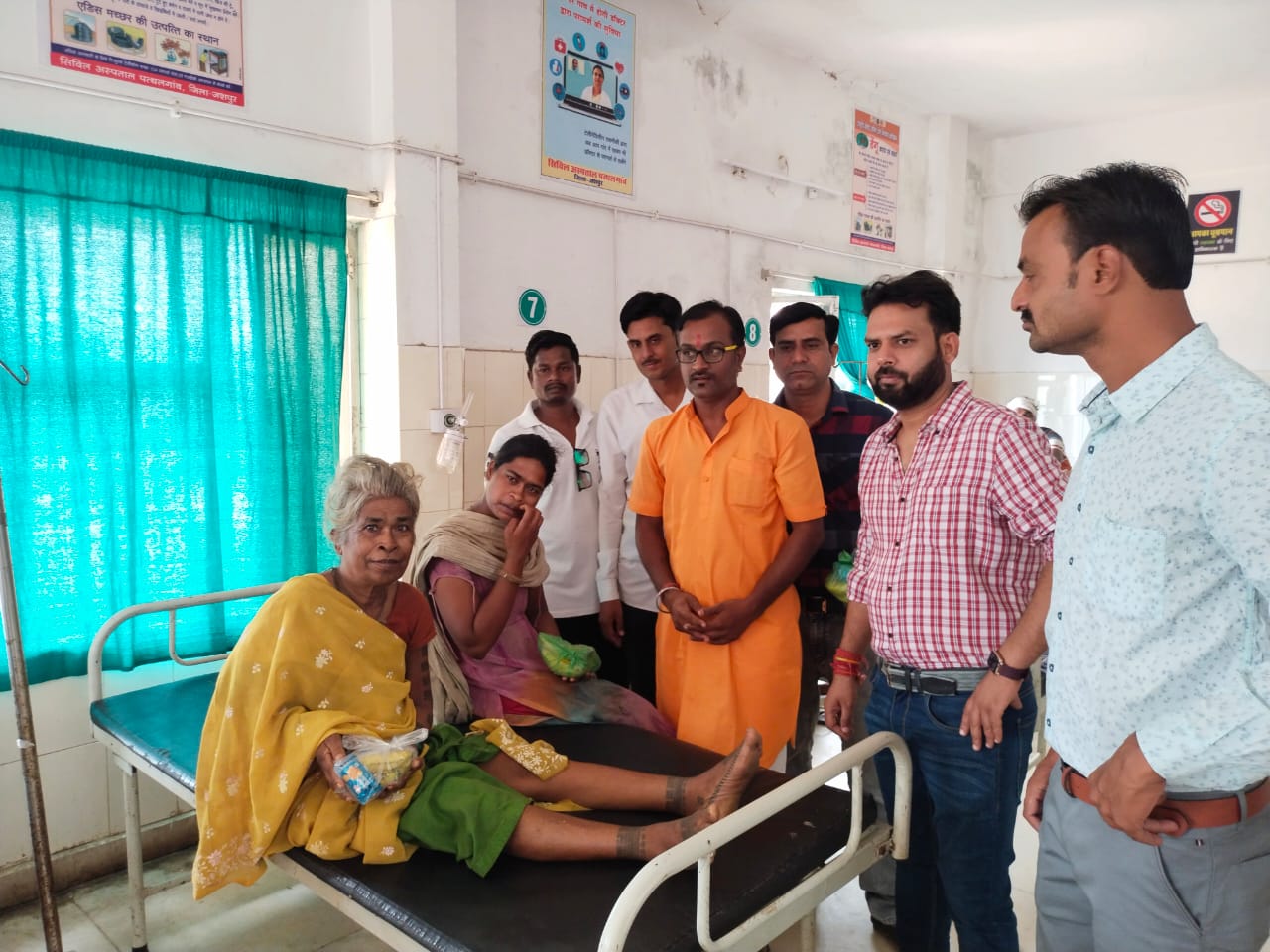 विधायक रामपुकार सिंह जी के जन्मदिवस पर युवक कांग्रेस ने किया सिविल अस्पताल में फल वितरण